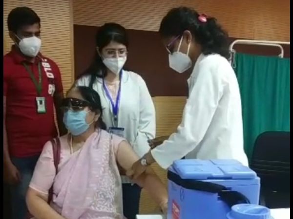 जयपुर में 72 साल की महिला को पहली डोज मंगला दीक्षित बोलीं- पीएम को देख लगा कि हमें भी लगवानी चाहिए, इसलिए बहन और भाई को लेकर आई और सभी ने टीका लगवाया