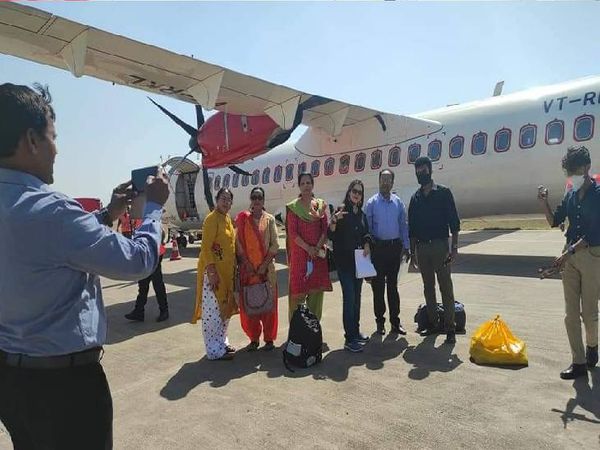 अलायंस एयर की नई फ्लाइट शुरू होने पर यात्रियों में गजब का उत्साह दिखा। कई यात्रियों ने विमान के पास खड़े होकर सेल्फी भी ली। - Dainik Bhaskar