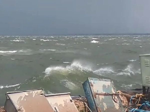 पूरा परिवार वांगी इलाके में उझानी के निकट एक छोटी नदी में नौका विहार कर रहा था। - Dainik Bhaskar