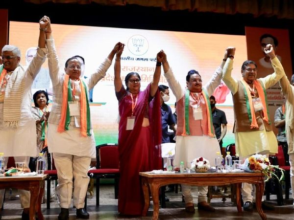 The political significance of JP Nadda's visit: BJP leaders leave message of coming together before by-election, attempts to surround Congress on farmer issue Funny Jokes In the BJP State Working Committee meeting, JP Nadda tried to show solidarity by standing in the hands of the leaders, such photos are made in the Congress - Dainik Bhaskar
