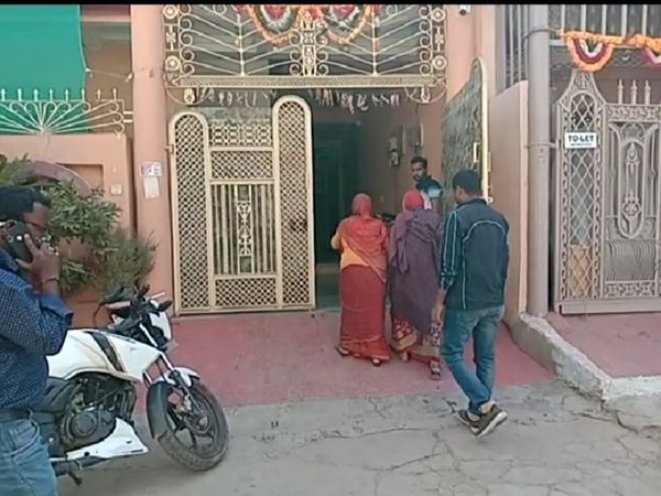Some time ago the daughter-in-law was beaten up too: she lived gracefully all her life, but after retiring, the retired SDO was suffocated by insulting the daughter-in-law moment by moment. Funny Jokes Retired SDO's house in Vinay Nagar, this is the property for which there was a whole dispute - Dainik Bhaskar