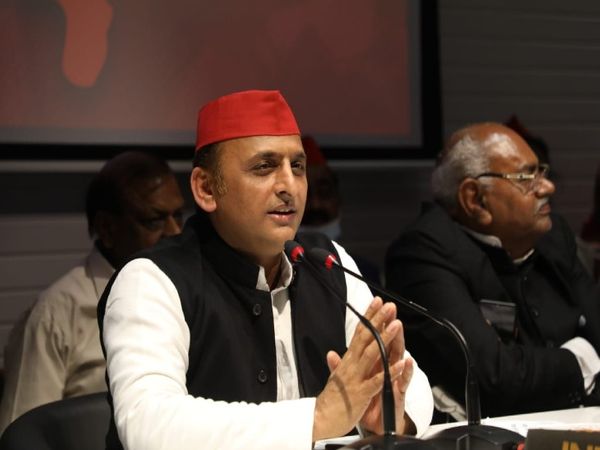 यूपी की राजधानी लखनऊ में पार्टी कार्यालय पर पत्रकारों से बातचीत करते पूर्व सीएम अखिलेश यादव। - Dainik Bhaskar