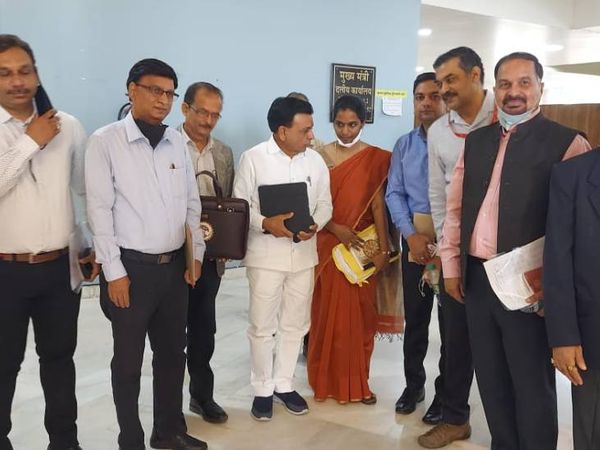 बजट बनाने वाली टीम के साथ मध्यप्रदेश के वित्तमंत्री जगदीश देवड़ा। - Dainik Bhaskar