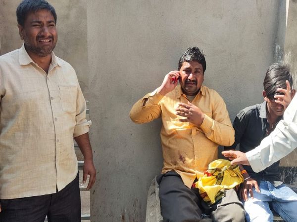 घटना के बाद रोते-बिलखते मृत महिला के परिजन। - Dainik Bhaskar