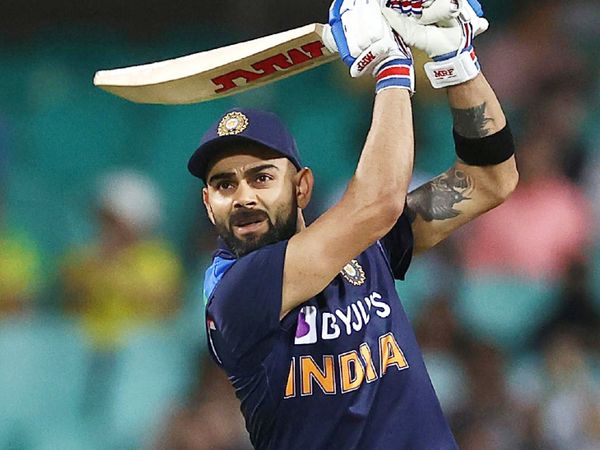 कोहली क्रिकेट के तीनों फॉर्मेट (टेस्ट, वनडे और टी-20) में ICC रैंकिंग में टॉप-10 बल्लेबाजों में शामिल हैं। (फाइल फोटो) - Dainik Bhaskar