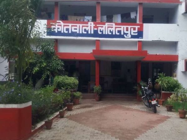 यूपी के ललितपुर जिले में हिन्दू युवा वाहिनी के जिलाध्यक्ष समेत पांच के खिलाफ मामला दर्ज किया गया है। - Dainik Bhaskar
