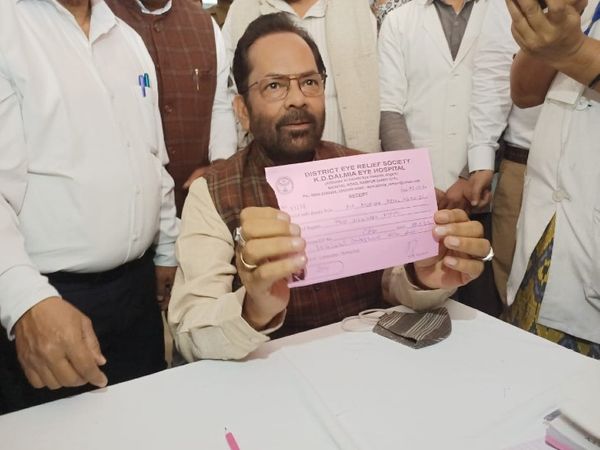 केंद्रीय कैबिनेट मंत्री मुख्तार अब्बास नकवी ने मंगलवार को रामपुर में कोरोना वैक्सीन की पहली डोज लगवाई। - Dainik Bhaskar