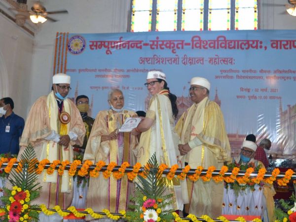 राज्यपाल आनंदीबेन पटेल ने गोल्ड मेडल दिया। - Dainik Bhaskar