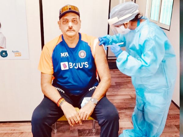 भारतीय क्रिकेट टीम के कोच रवि शास्त्री ने मंगलवार को कोरोना की वैक्सीन लगवाई। - Dainik Bhaskar