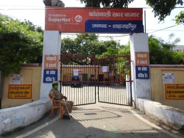 यूपी में शाहजहांपुर के सदर बाजार इलाके में रहने वाली तीन छात्राएं स्कूल जाने के बाद घर नहीं लौटी हैं। पुलिस ने उनकी तलाश में कई टीमें लगाई हैं। - Dainik Bhaskar