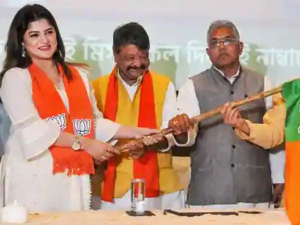 जानी-मानी बांग्ला फिल्म एक्ट्रेस श्राबंती चटर्जी ने पश्चिम बंगाल के चुनाव प्रभारी कैलाश विजयवर्गीय की मौजूदगी में भाजपा की सदस्यता ली। - Dainik Bhaskar