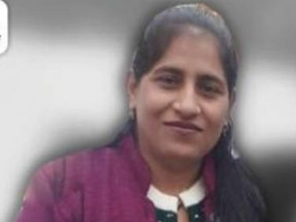 फांसी की सजायाफ्ता शबनम की 26 जनवरी को रामपुर जेल से इस तरह तस्वीर वायरल हुई थी। जांच के बाद दोषी पाए गए दो बंदी रक्षकों को निलंबित कर दिया गया है। - Dainik Bhaskar