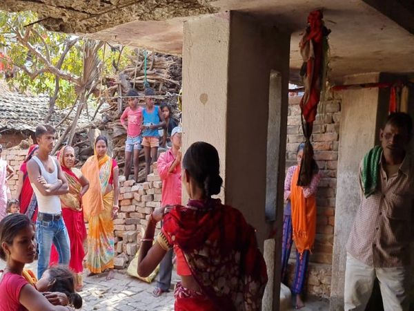 छत की कुंडी से लटकते इसी कपड़े से झूल रही थी साक्षी। - Dainik Bhaskar