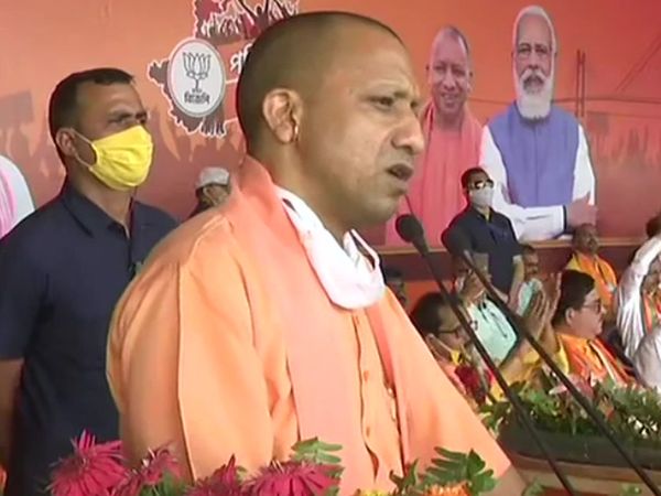उत्तर प्रदेश के मुख्यमंत्री योगी आदित्यनाथ ने कहा कि आज जब बंगाल में अराजकता और बदहाली दिखाई देती हैं, तो पूरे देश को पीड़ा होती है। - Dainik Bhaskar