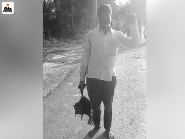 बेटी की हत्या का आरोपी सर्वेश उसका कटा हुआ सिर लेकर पुलिस थाने पहुंचा। - Dainik Bhaskar