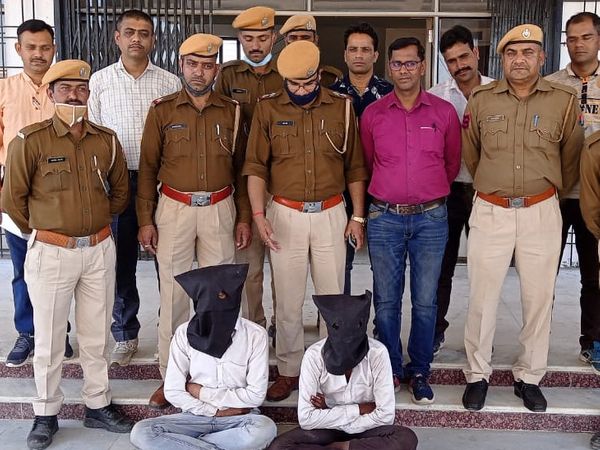 पुलिस गिरफ्त में दोनों चोरी के आरोपी। - Dainik Bhaskar