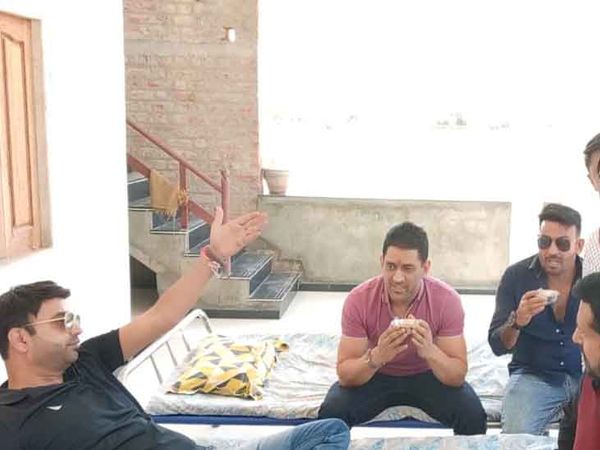 स्कूल भवन का उद्घाटन करने पहुंचे महेंद्र सिंह धोनी राजस्थान में जालोर जिले के जाखल गांव में चाय पीते हुए। - Dainik Bhaskar