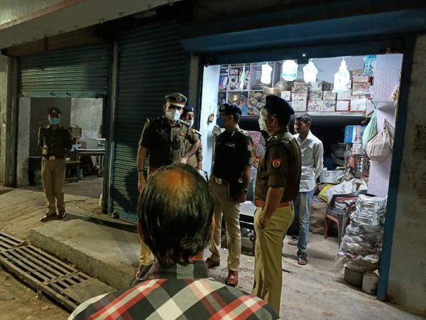 यूपी के गोरखपुर में स्कूटी सवार बदमाशों ने एक व्यापारी से 35 लाख रुपए के गहने लूट लिए। पुलिस पूरे मामले का खुलासा करने में जुटी हुई है। - Dainik Bhaskar