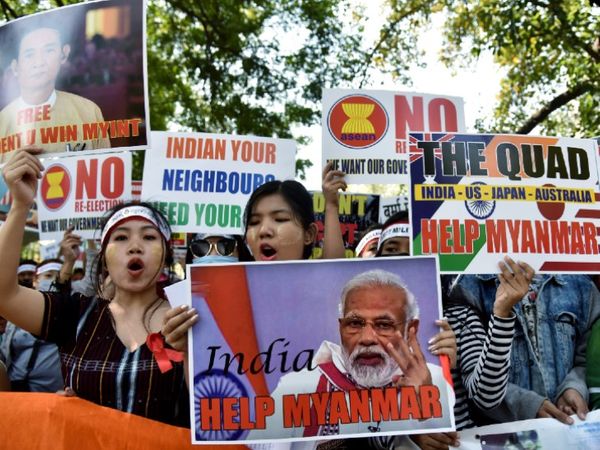 In Delhi, members of the Chin Refugee Committee protested at Jantar Mantar on Thursday and demanded the Prime Minister to intervene. - Dainik Bhaskar