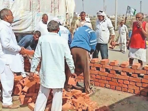 Fourth stage of the movement: fewer leaders arrived at the United Front meeting, many sent others in their place; Differences on the initiative of the negotiations and the mahapanchayats Funny Jokes In Bahadurgarh, farmers have started building pucca houses on the bypass. - Dainik Bhaskar