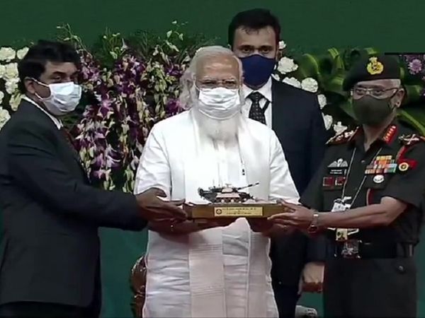 यह फोटो प्रधानमंत्री नरेंद्र मोदी के तमिलनाडु दौरे की है। इस दौरान उन्होंने अर्जुन मार्क-1-A टैंक राष्ट्र को समर्पित किए थे। - Dainik Bhaskar