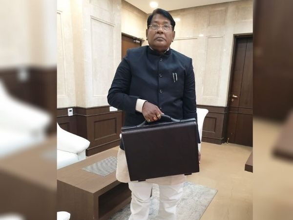 एक तरफ BJP के विधायक हंगामा कर रहे थे और दूसरी तरफ वित्त मंत्री बजट पेश कर रहे थे। - Dainik Bhaskar