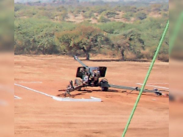 हादसे पर सवाल:105 एमएम गन का गोला टारगेट से पहले हवा में फटा; जवान की मौत, 2 साथी घायल