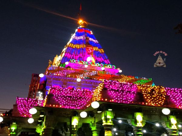 शिव नवरात्रि में महाकाल मंदिर को रंगबिरंगी रोशनी से सजाया गया है।
