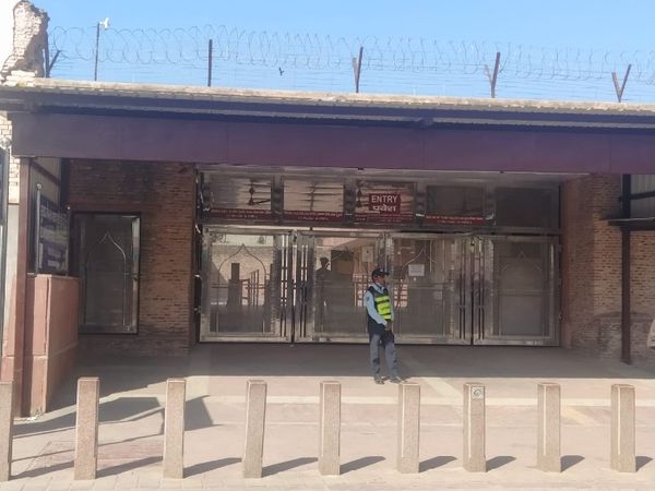 पूरे ताज महल परिसर और आस-पास के इलाकों में CISF और स्थानीय पुलिस के जवान तैनात किए गए हैं।