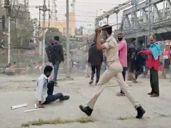 पुलिसकर्मियों ने छात्रों को पटरी से हटाने के लिए बल प्रयोग किया।
