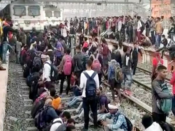 छात्रों ने पटरी पर बैठकर ट्रेनों को रोक दिया।