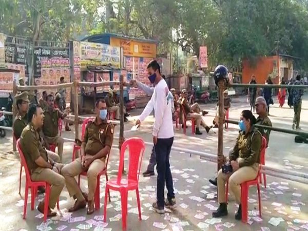 छात्र संघ चुनाव को देखते हुए मैदागिन मार्ग से कबीरचौरा मार्ग तक फोर्स तैनात। - Dainik Bhaskar