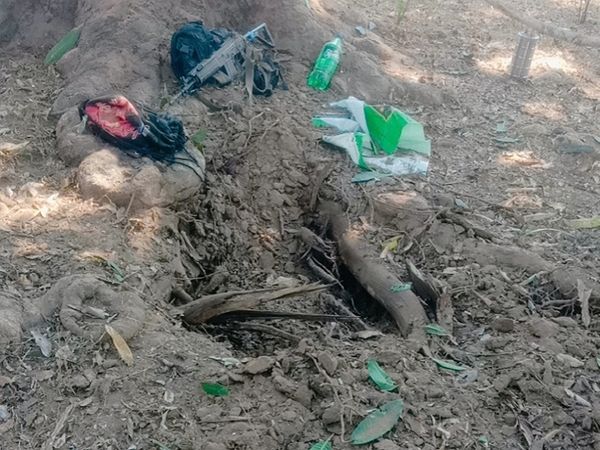 विस्फोट इतना जबरदस्त था कि जवान के शरीर के चीथड़े उड़ गए। वहां गड्‌ढा भी हो गया।