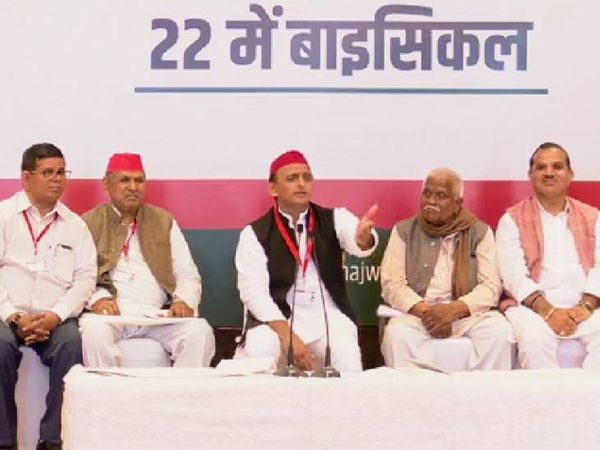 झांसी में प्रेस कांफ्रेंस को संबोधित करते सपा अध्यक्ष अखिलेश यादव। - Dainik Bhaskar