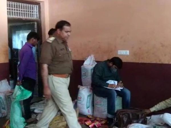 मौके पर जांच करते खाद्य विभाग के कर्मी।