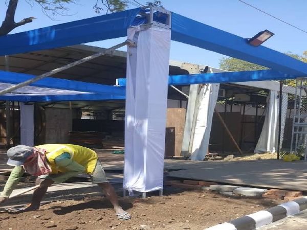 मानस भवन के पास स्थित बॉस्केटबाल पर लगा डोम और वहां की तैयारियों को अंतिम रूप देने में जुटे मजदूर।