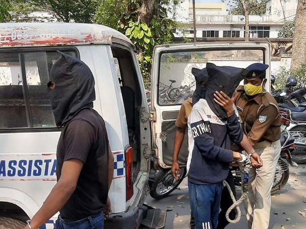 रघुवीर पाठक समेत गिरफ्तार दो आरोपी सूरज मिश्रा और अनिल श्रीवास्तव को पुलिस ने गुरुवार को जेल भेज दिया। - Dainik Bhaskar