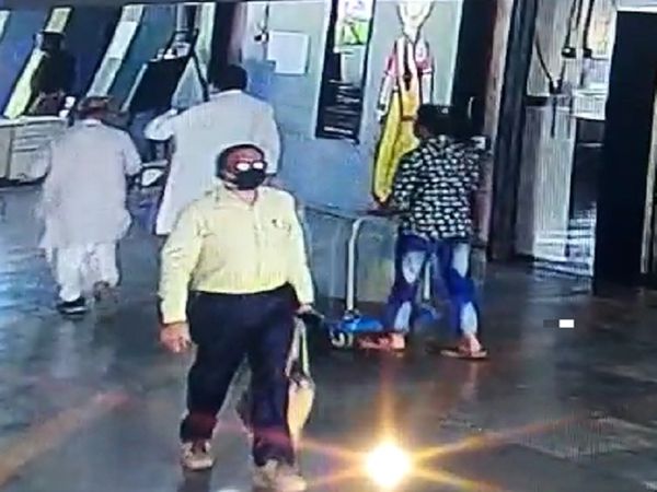 मंत्रालय के CCTV कैमरे में आखिरी बार 1 मार्च को राजेश श्रीवास्तव दिखे थे। रायपुर के राखी थाने की पुलिस इस मामले की जांच कर रही है। - Dainik Bhaskar