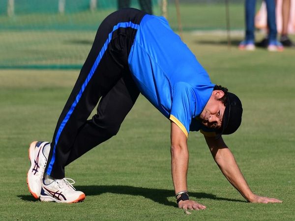 तस्वीर रायपुर की है। स्टेडियम में प्रैक्टिस के दौरान जब सचित वॉर्म अप कर रहे थे, तब ये पोज क्लिक किया गया। - Dainik Bhaskar