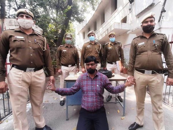 पुलिस के शिकंजे में लूटेरा - Dainik Bhaskar
