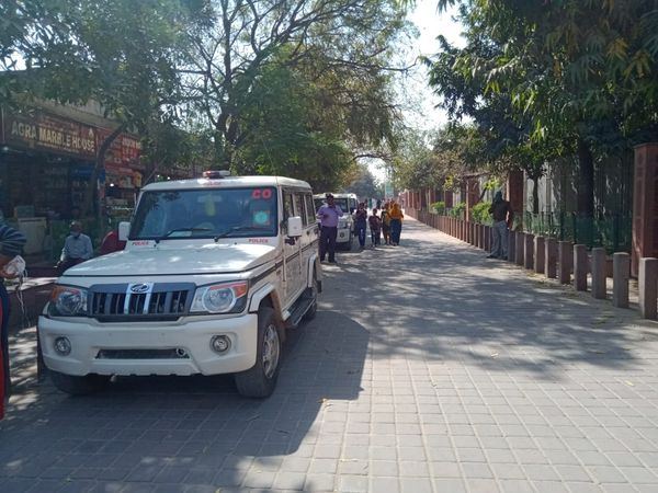 पर्यटकों को सुबह करीब 9.30 बजे ताज महल परिसर से बाहर निकाल दिया गया था।