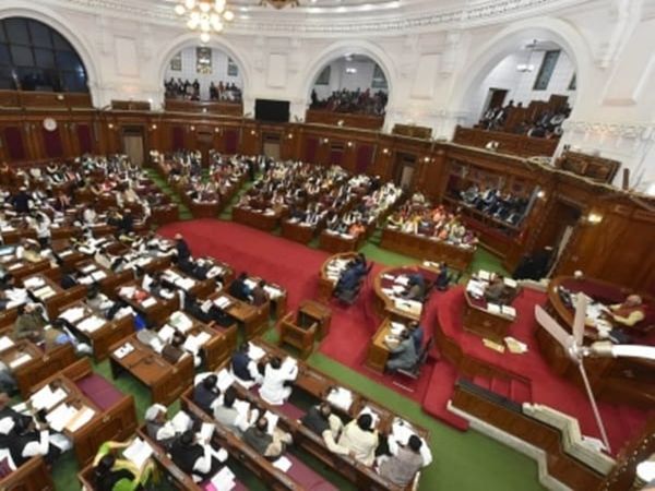यूपी में विधानसभा का सत्र गुरुवार को अनिश्चित काल के लिए समाप्त कर दिया गया। हालांकि विपक्ष के हंगामे और भारी शोर शराबे के बीच सरकार ने अपना बजट पास करा लिया। - Dainik Bhaskar