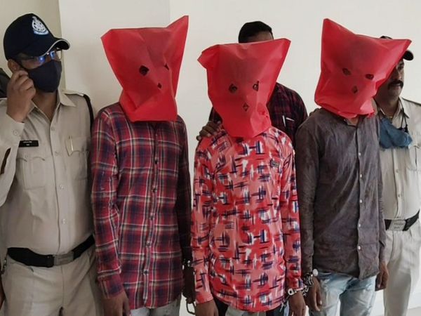 पुलिस गिरफ्त में आए तीनों आरोपी।