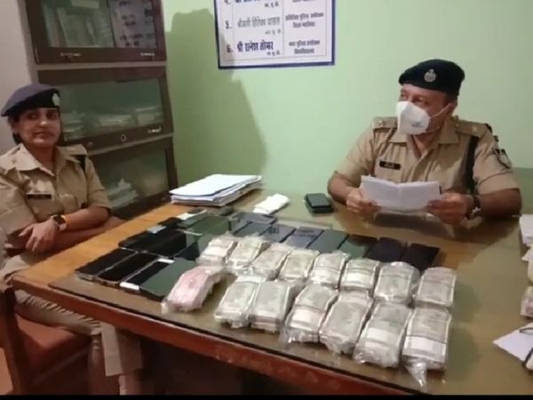 जुआरियों से बरामद 16 लाख रुपए कैश, 24 मोबाइल दिखाते हुए SP ग्वालियर अमित सांघी व ASP हितिका वासल। - Dainik Bhaskar