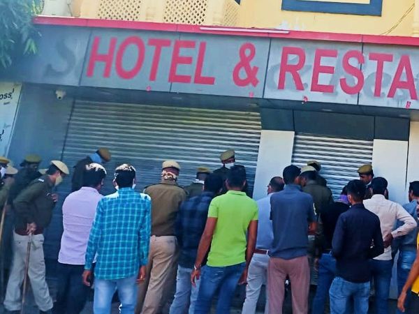 यूआईटी कार्रवाई का विरोध करते होटल मालिक और उसके समर्थक।