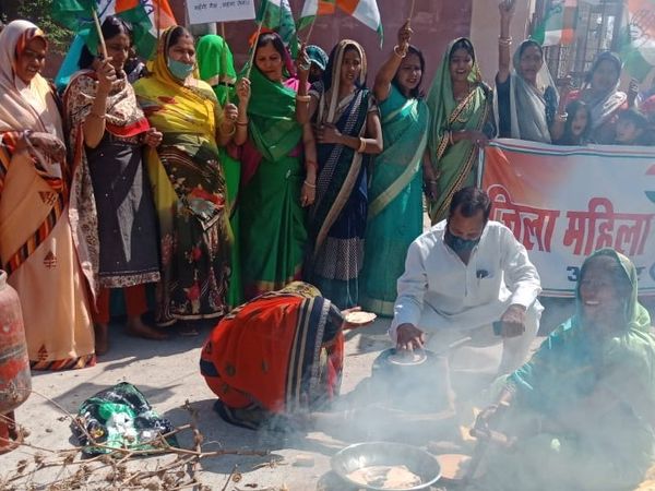 मिनी सचवालय के बाहर महिला कांग्रेस जिलाध्यक्ष कमलेश सैनी व कांग्रेस जिलाध्यक्ष योगेश मिश्रा सहित आसपास में खड़ी आम महिलाएं। जिलाध्यक्ष रोटी बनाते हुए।