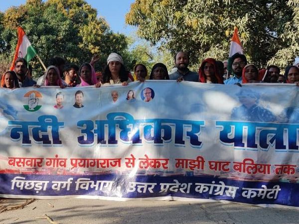 कांग्रेस महासचिव प्रियंका गांधी ने 21 फरवरी को प्रयागराज के बसवार गांव में उन नाविक परिवारों की महिलाओं से मिली थीं, जिन पर 4 फरवरी को पुलिस ने कथित रूप से लाठीचार्ज किया था। यह कार्रवाई अवैध खनन के आरोप में की गई थी। इसी के बाद 1 मार्च से नदी अधिकार यात्रा निकाली गई है। - Dainik Bhaskar