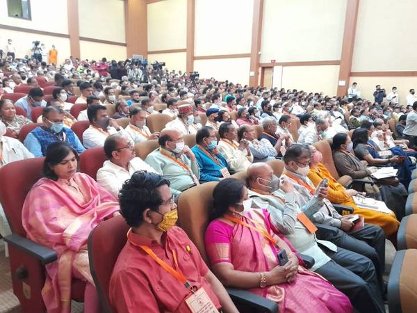 संगोष्ठी में शामिल शिक्षाविद और गणमान्यजन।