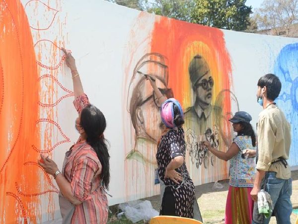 कैनवास पर उतर रहा नेताजी का जीवन और संघर्ष।