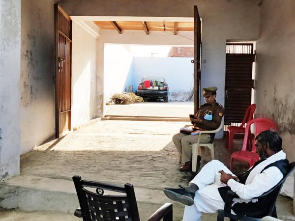 अंबरीश की हत्या के बाद उनके घर की सुरक्षा में पुलिस तैनात है। परिवार के लोगों का कहना है कि वारदात के दिन कई बार फोन करने के बाद भी पुलिस वक्त पर नहीं पहुंची।